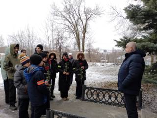 участники митинга посвященный Дню освобождения Ровеньского района.